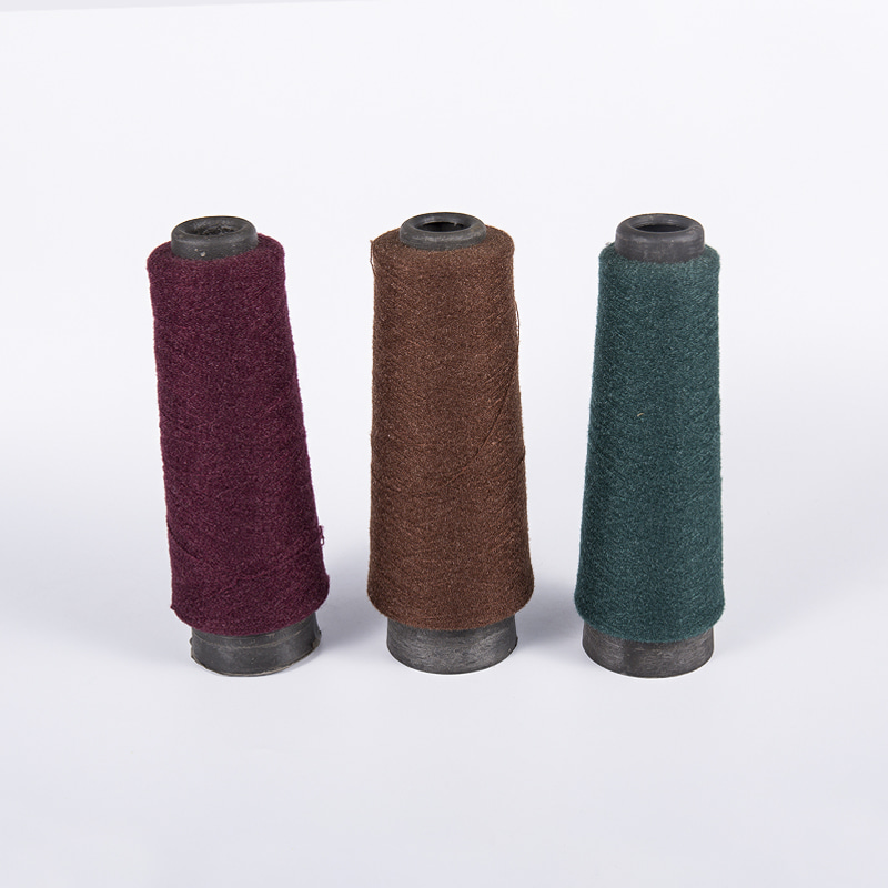 সূর্যের আলোতে চকচকে ক্রিস্টাল স্পার্কেল ফেদার সুতা