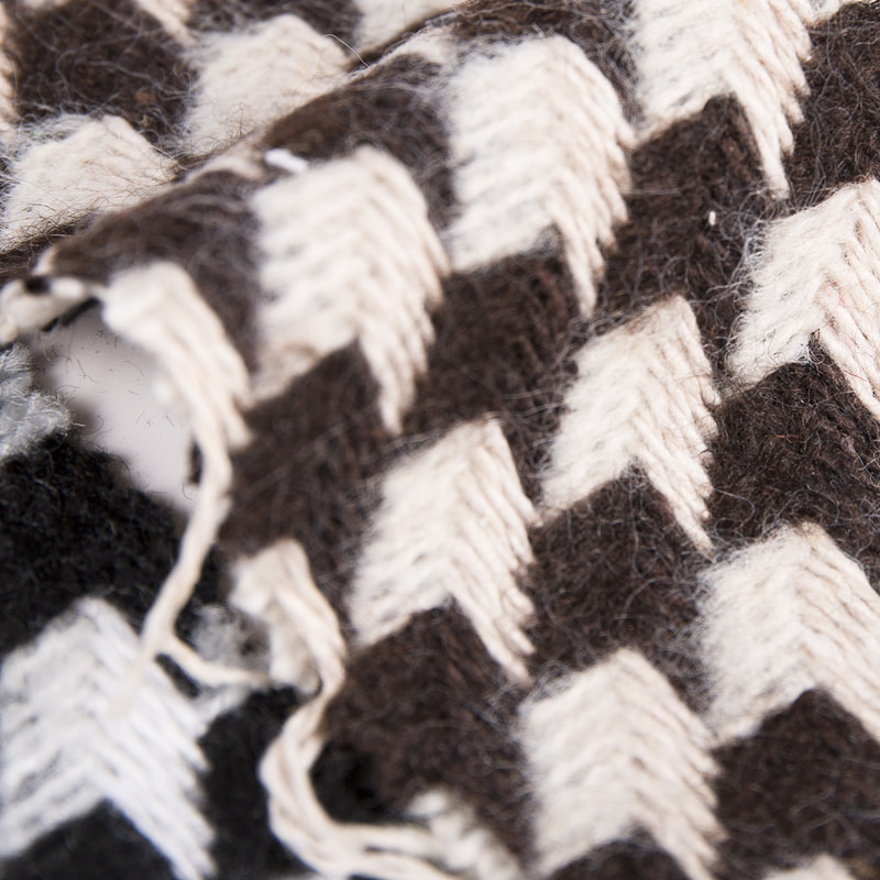 অ্যারোহেড প্যাটার্ন ব্রাউন কালো এমবসড টুইড ফ্যাব্রিক 2406